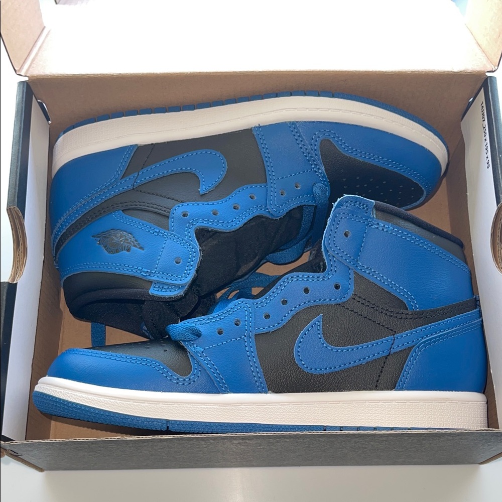 Jordan 1 Retro High OG Box in Black, Blue and white